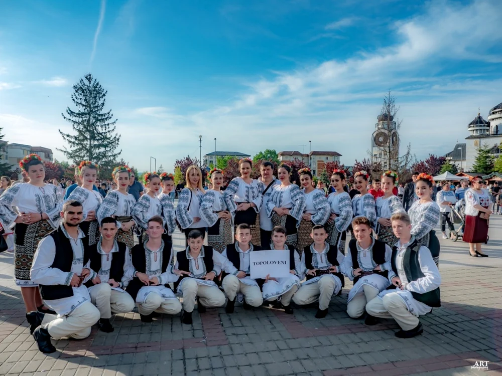 Paradă spectaculoasă a costumelor populare, la Mioveni. Maramele au strălucit, fluierele au cântat, iar căluşarii au jucat FOTO/VIDEO