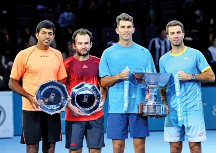 
    Tecău şi Mergea, cu trofeul  juniorilor de la Wimbledon,  cucerit în 2003  