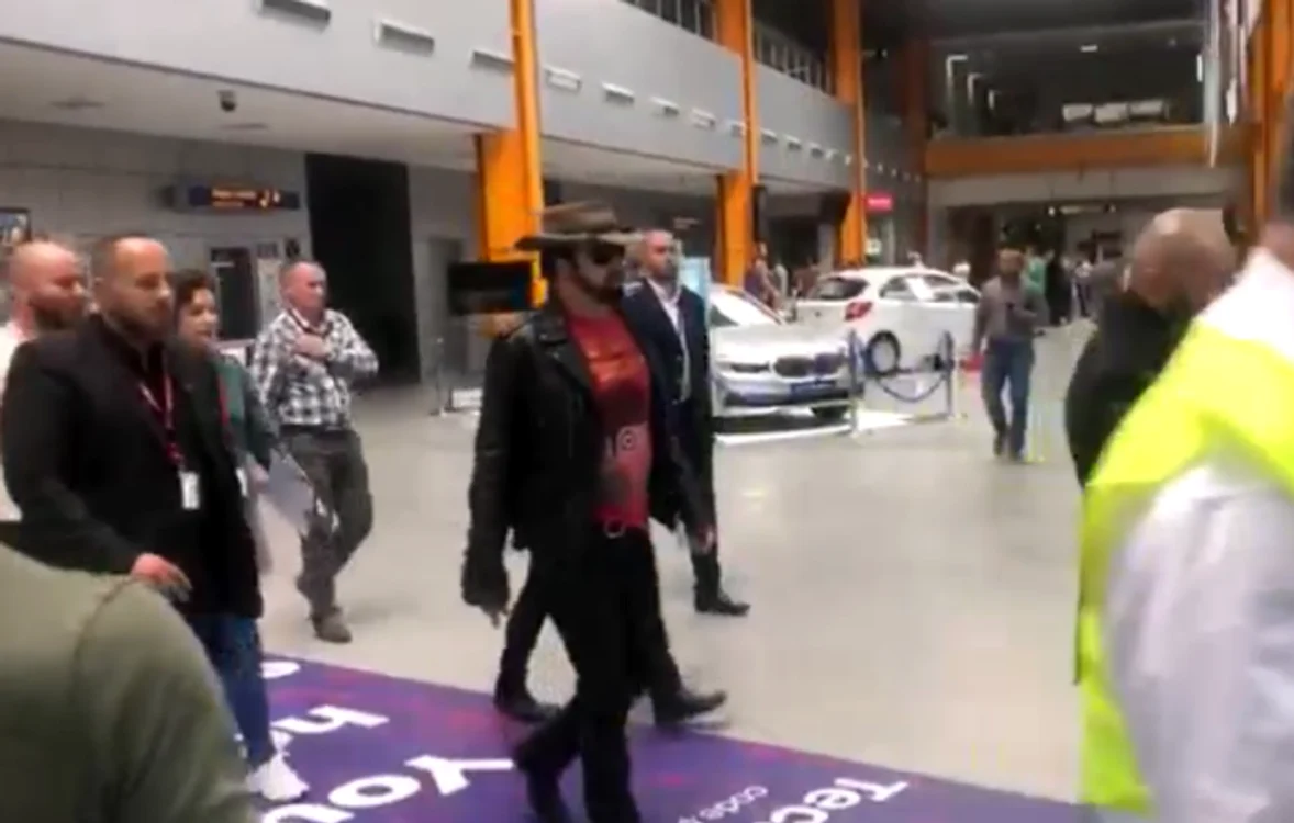 
    Nicolas Cage, de nerecunoscut pe aeroportul din ClujFoto: stiridecluj.ro  