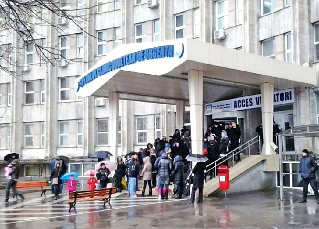 
    Câteva zeci de mame  au aprins lumânări  în faţa spitalului  