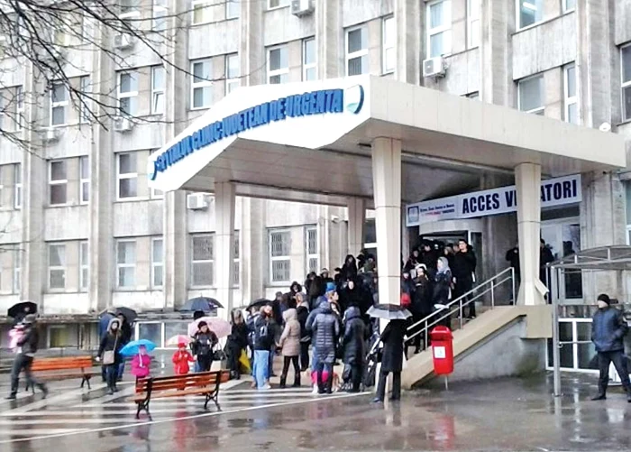 
    Câteva zeci de mame  au aprins lumânări  în faţa spitalului  