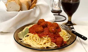 spaghete chiftelute sos vin jpeg