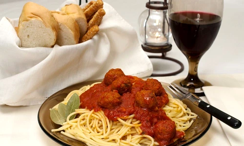spaghete chiftelute sos vin jpeg