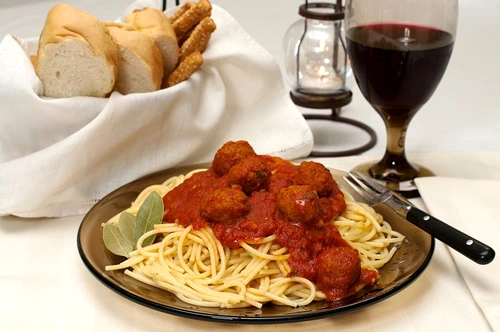 spaghete chiftelute sos vin jpeg