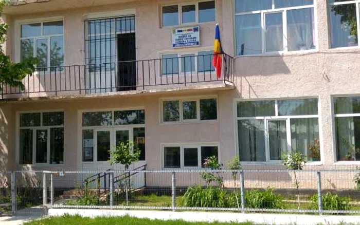 Cadrele didactice au anunţat imediat Inspectoratul Şcolar şi părinţii, iar elevii au început consilierea psihologică