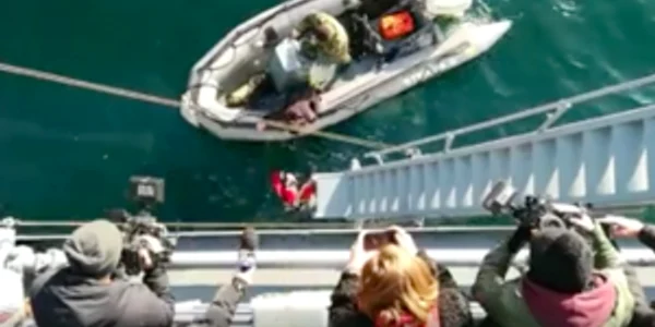 Moş Crăciun Scafandru apare din Marea Neagră în Portul Militar Constanţa Sursa Facebook Fortţele Navale Române