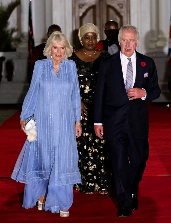 Regina Camilla a ales pentru banchetul din Kenya un compleu semnat Anna Valentine. FOTO: Profimedia