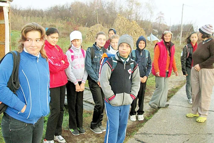 Alberto şi Adelin se amuză şi  spun că mersul pe jos până  la şcoală le prinde bine