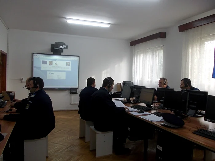 Jandarmii susţin examenele on-line