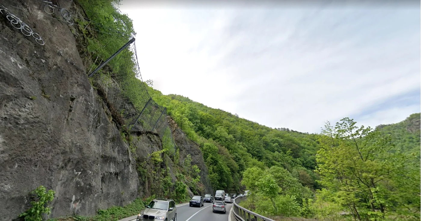 Bariere de retenție a bolovanilor și stâncilor de pe versanții DN7 E81 pe Valea Oltului