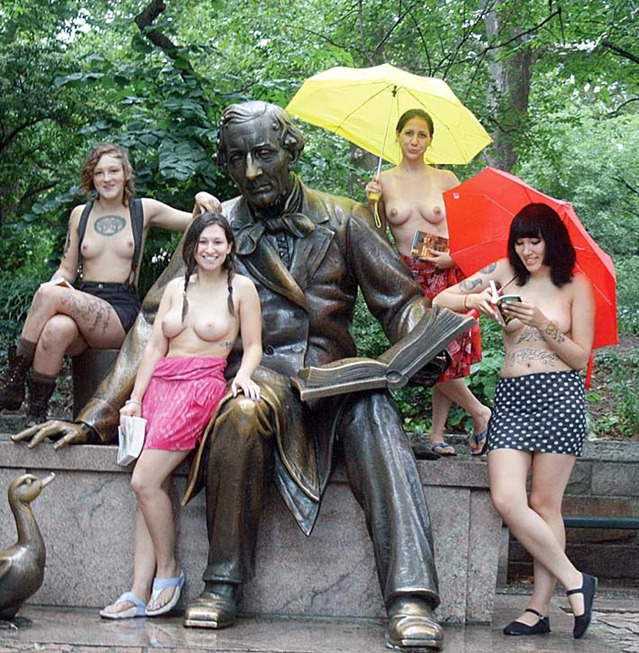 Fetele s-au plimbat  nestingherite pe alei şi  s-au pozat lângă statui