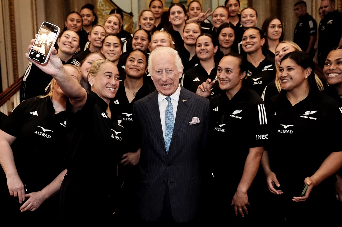 Regele Charles le-a arătat rugbistelor din Noua Zeelandă o altă față a sa. FOTO: Getty Images