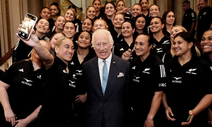 Regele Charles al III lea cu rugbistele din Noua Zeelanda   GettyImages 2170662093 jpg