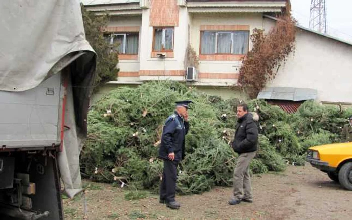 Agentul Nică Negrea, alături de şoferul prins fără documente