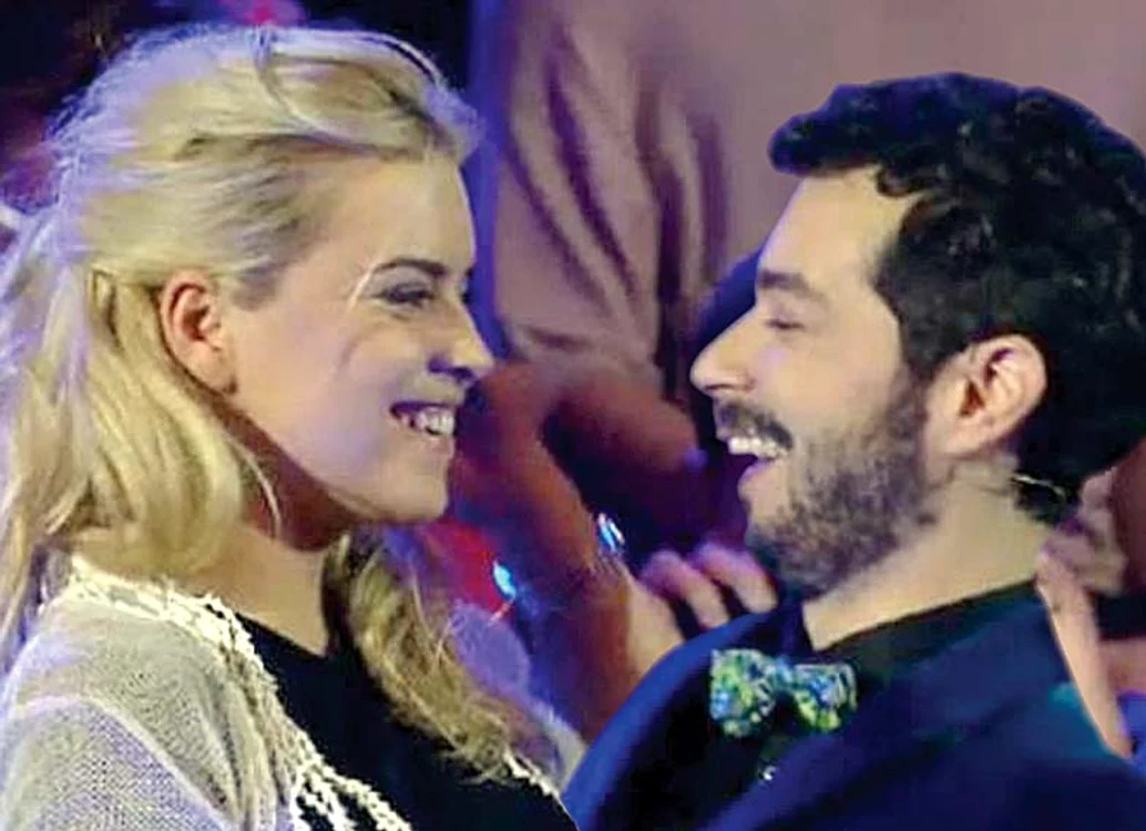 
    Aşa arată rulotele juraţilor şi a prezentatorului  