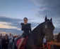 Vlăduța Lupău a cântat călare pe un armăsar la Porumbacu de Jos foto: Simona Lupu