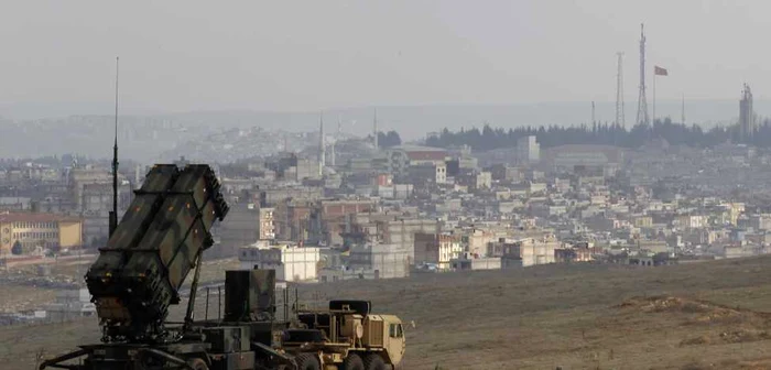 Lansator de rachete Patriot, poziţionat pe unul dintre dealurile de lângă Gaziantep. FOTO: Reuters