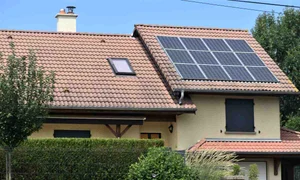 Poza de cover  Rolul crucial al invertoarelor in eficienta panourilor solare Vezi aici pas cu pas Casa, panouri solare montate pe acoperis, curte, natura jpg