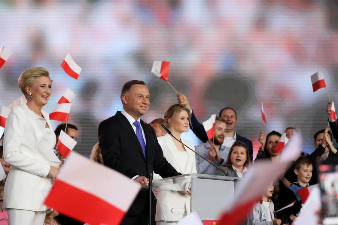 Preşedintele în exerciţiu Andrzej Duda are un uşor avans faţă de contracandidatul său. FOTO EPA