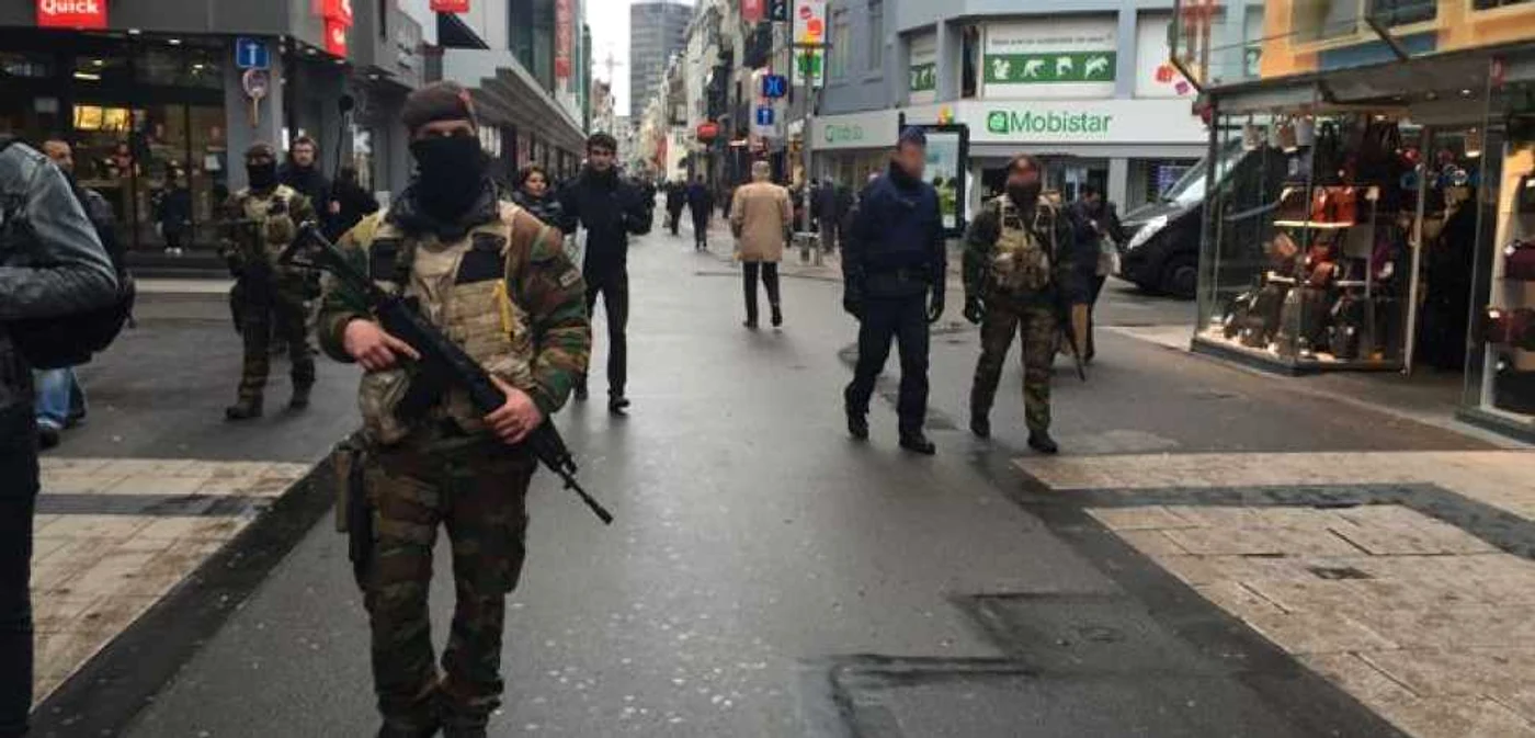Forţe de ordine înarmate continuă să patruleze prin Bruxelles