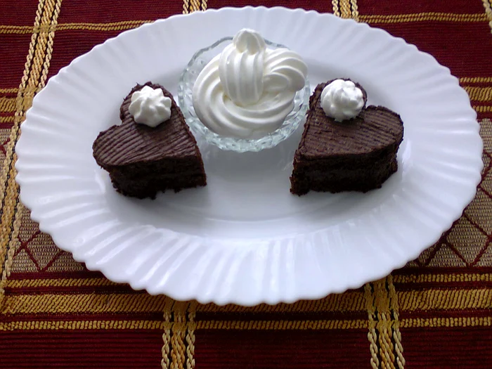 
    Inimioare de ciocolată cu frişcă  