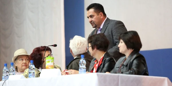 Viorel Blăjuţ, alături de comitetul de iniţiativă care i-a propus să candideze FOTO: Ziarul de Iaşi
