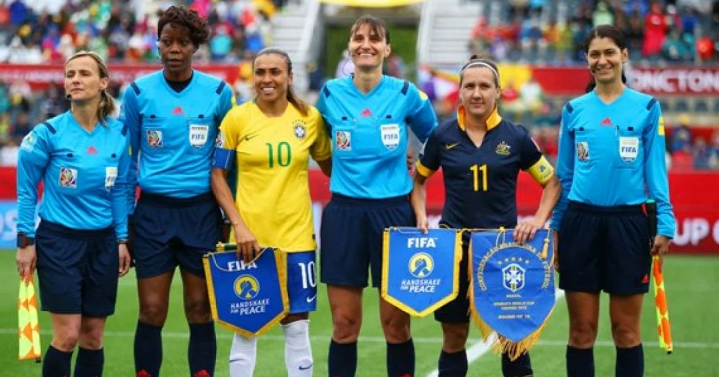 Teodora Albon (centru) va arbitra o semifinală de la CM FOTO Sunt Iulian Anghel, editor Adevărul, şi consider că este penibil să specific sursele fotografiilor
