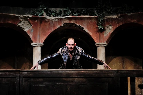 Scenă din „Maestrul şi Margareta” după romanul lui Mihail Bulgakov FOTO: Teatrul Naţional “Radu Stanca”