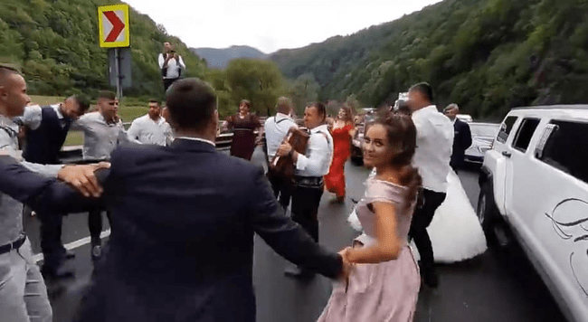 Horă pe DN7. Mai mulți nuntași blocați în trafic pe Valea Oltului au început să danseze VIDEO