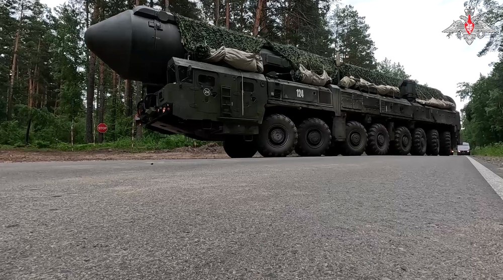 Putin joacă la intimidare. Rusia face exerciții cu lansatoare mobile de rachete nucleare VIDEO