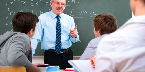 profesor - scoala - elevi - FOTO Shutterstock