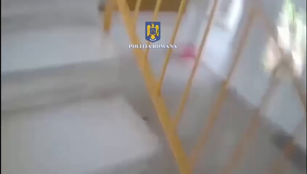 Bătrân salvat dintr-un incendiu de strigătele de ajutor. Polițiștii au forțat ușa apartamentului și l-au scos VIDEO