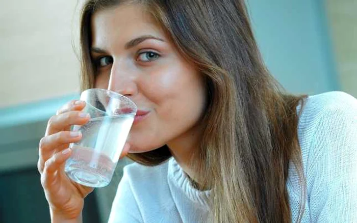 Când bei apă în timp ce mănânci, saliva este diluată, moment în care 
stomacul primeşte semnale slabe că ar trebui să producă mai multe enzime
 digestive