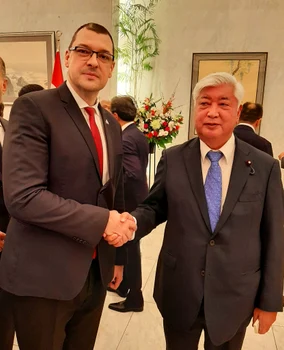 Ambasadorul Ovidiu Raetchi si generalul Nakatani ministrul Apararii Japonia foto Facebook jpeg