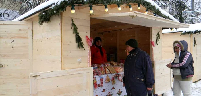 În Piaţa Primăriei, comercianţii îşi vând produsele din casuţe de lemn