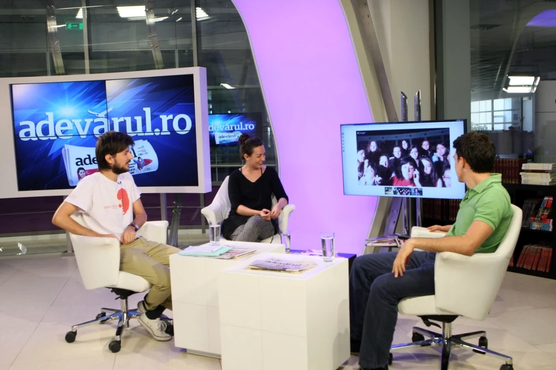 Alex Varninschi (moderator), alături de Andreea Borţun şi de Alexandru Ion, în studioul Adevărul FOTO David Muntean