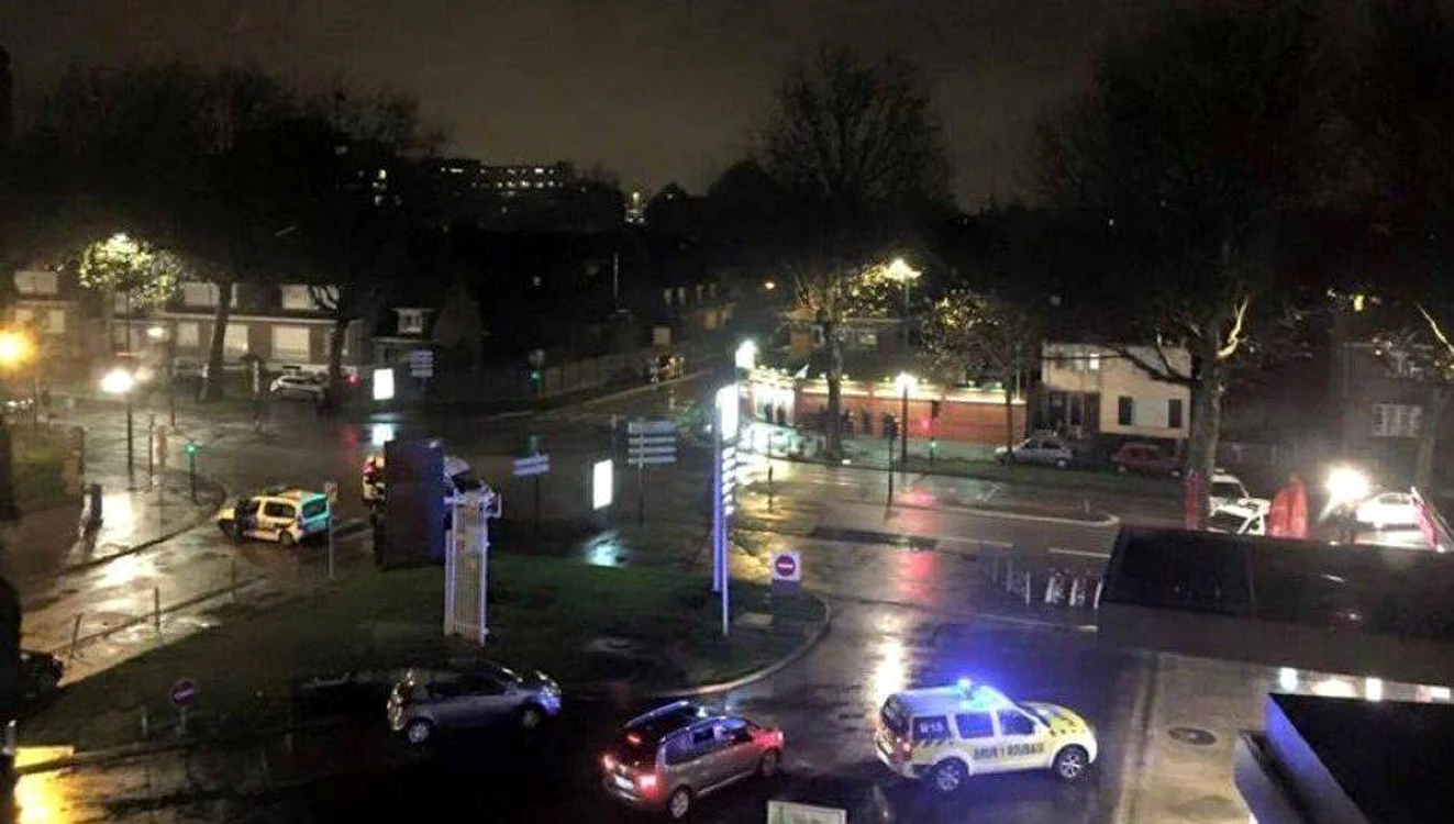 
    Mai multe echipaje ale Poliției franceze s-au deplasat la fața loculuifoto: Twitter  