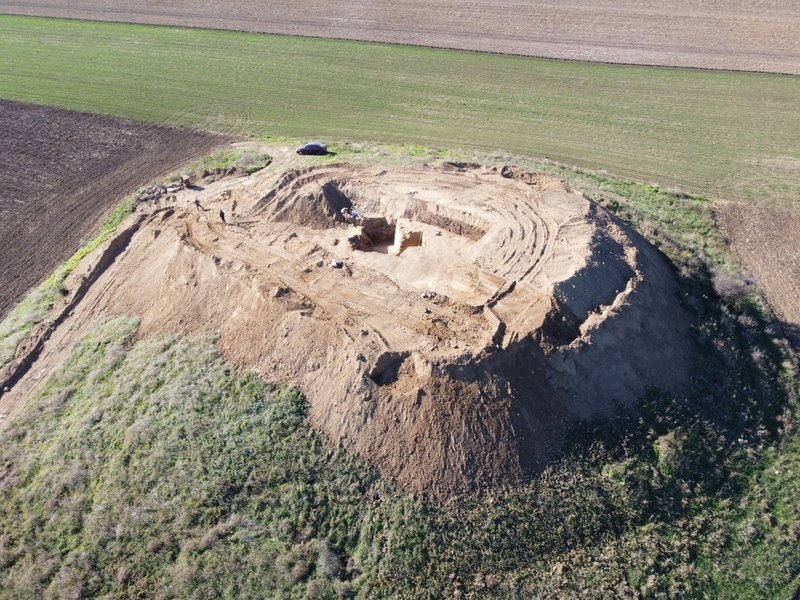 Misterele celui mai mare tumul din Callatis. Ce au găsit arheologii după 2.000 de ani în mormântul jefuit: „Îi proiectează într-o lume a eroilor“