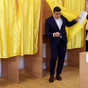 George Simion și Calin Georgescu votează în Mogoșoaia, Ilfov. FOTO Inquam Photos / Octav Ganea