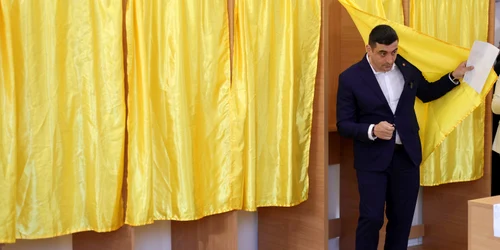 George Simion și Calin Georgescu votează în Mogoșoaia, Ilfov. FOTO Inquam Photos / Octav Ganea