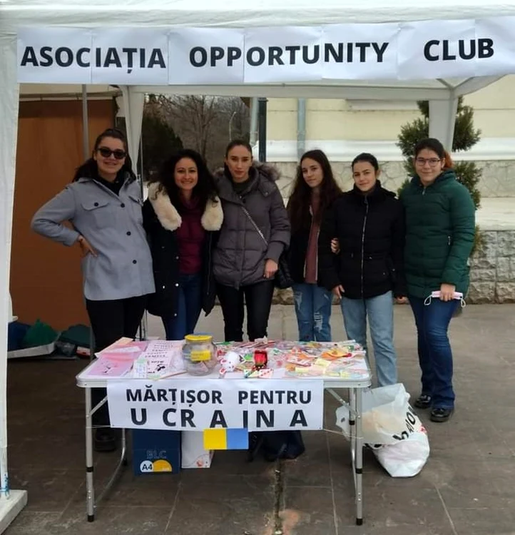 Mărţişoarele pentru Ucraina sunt vândute în Piaţa Prefecturii   Foto: facebook.com/asociatiaopportunityclub/