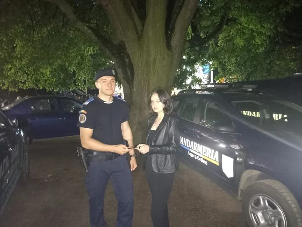 Un jandarm i-a înapoiat unei tinere telefonul pierdut FOTO Jandarmeria Braşov