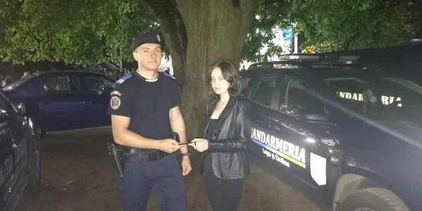 Un jandarm i-a înapoiat unei tinere telefonul pierdut FOTO Jandarmeria Braşov