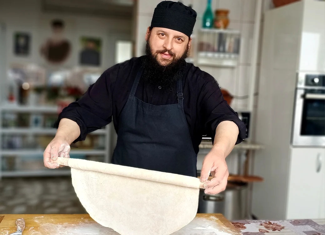 Secretul tăiețeilor de casă, dezvăluit de călugărul bucătar Efrem Băndărică / foto: Facebook