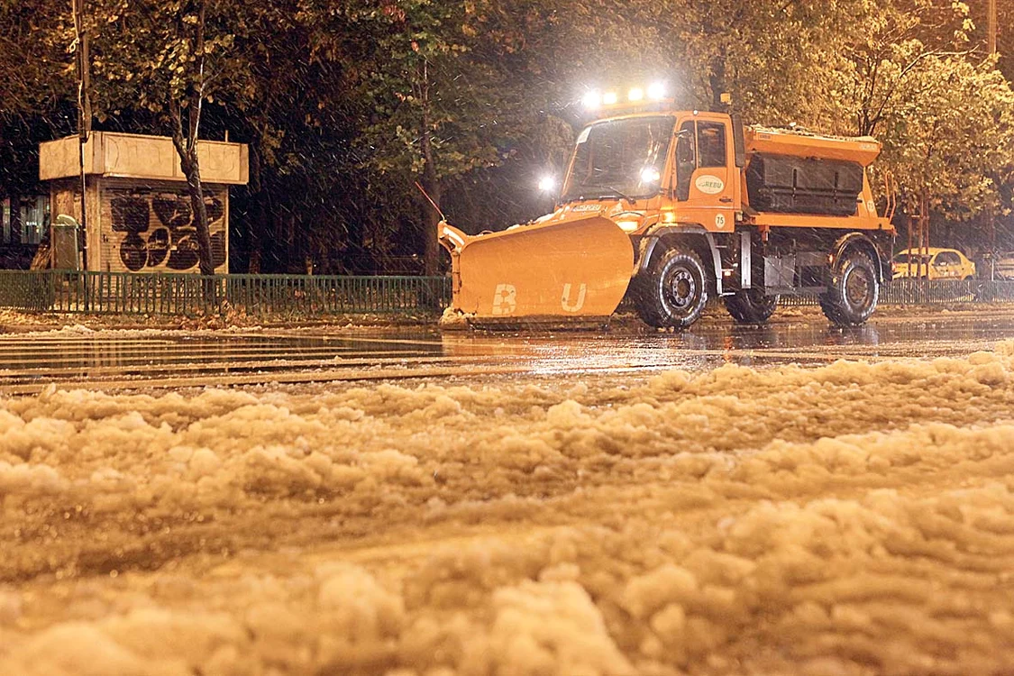 Pentru ca traficul să nu se blocheze, Primăria Capitalei a scos pe străzi utilajele de deszăpezire
