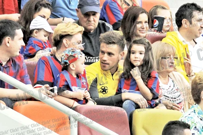 Ciprian Tătăruşanu şi Antoaneta, iubita lui, îşi prezintă cel mai preţios trofeu (Fotografii: Mihai Ionescu/ Blitz/ Mediafax)