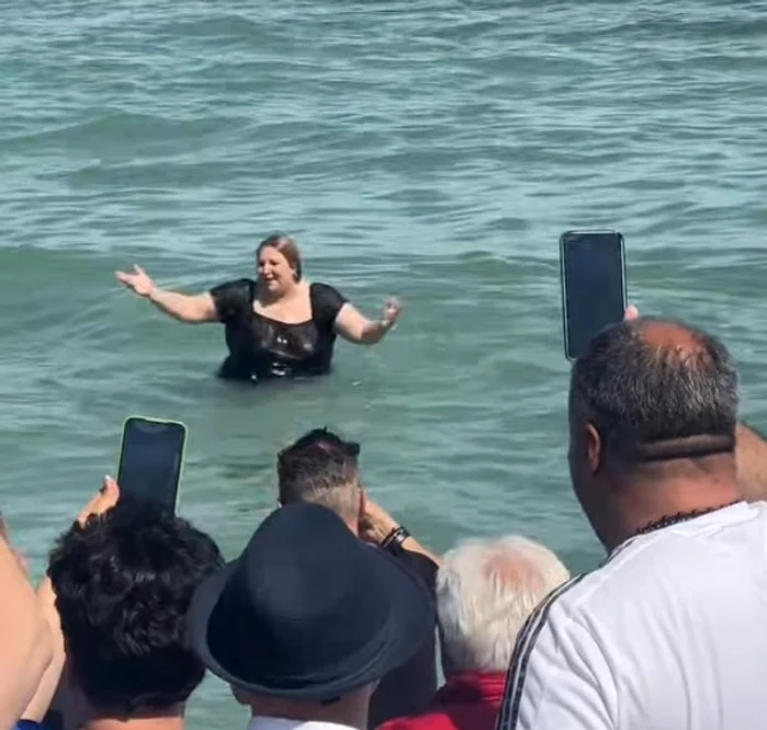 Diana Șoșoacă a sărbătorit 1 Mai, intrând în apa rece a mării FOTO: Captură video / Facebook