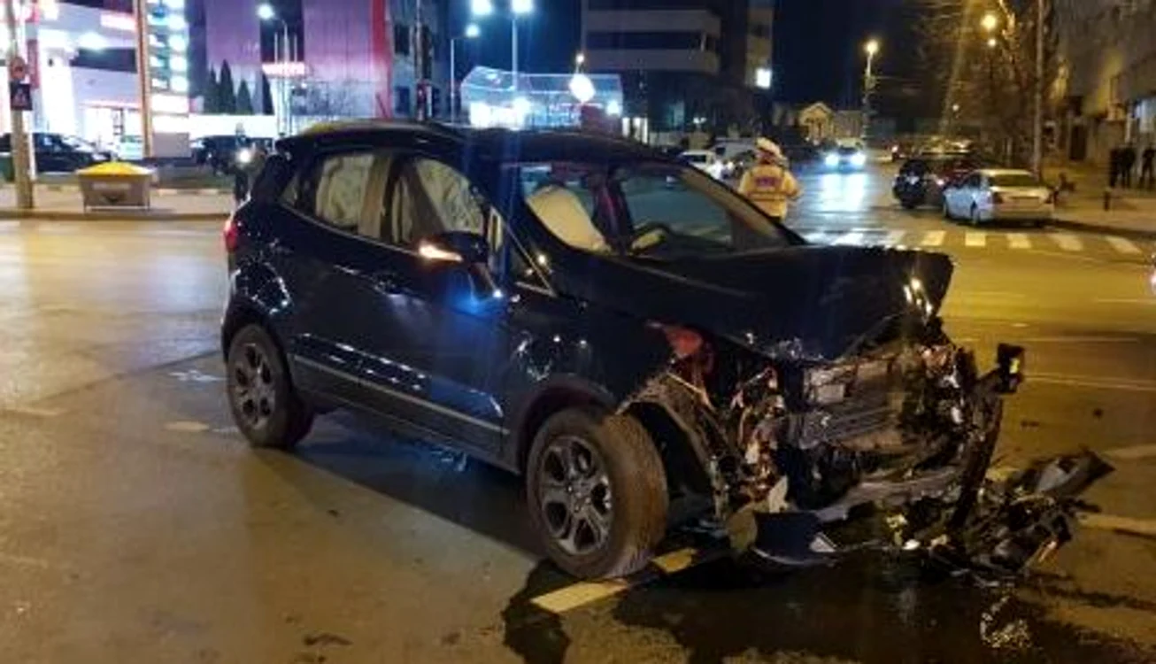 
    Ambele autoturisme au fost avariateFoto: Ziarul de Iași  