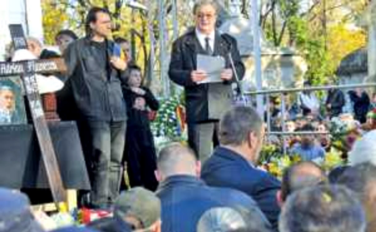 Corneliu Vadim Tudor, la microfon, lângă Andrei, fiul lui Adrian Păunescu, și crucea poetului mort la 5 noiembrie 2010
