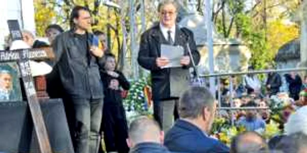 Corneliu Vadim Tudor, la microfon, lângă Andrei, fiul lui Adrian Păunescu, și crucea poetului mort la 5 noiembrie 2010